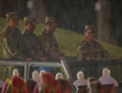 Di Bawah Guyuran Hujan, Prabowo Periksa Pasukan Parade Senja di Akmil