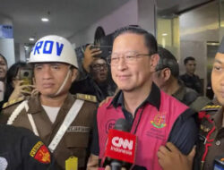 Tom Lembong Saat Digiring dan Diborgol ke Mobil Tahanan: Menyerahkan ke Tuhan