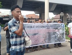 Puluhan Massa MAK Sumsel Demo di Kantor Kejari Palembang, Tuntut Usut Tuntas Korupsi di PUPR