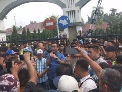 Massa Pendukung YPN YESS Geruduk Rumah Dinas Bupati OKU