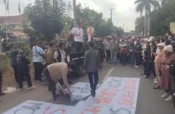 Ratusan Warga Kawal Demokrasi Sumsel Tuntut Bawaslu Usut Dugaan Politik Uang Paslon 01