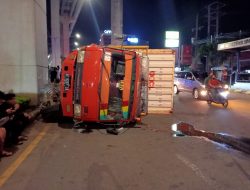Diduga Rem Blong, Truk Kontainer Terguling di Jalan Demang Lebar Daun Palembang