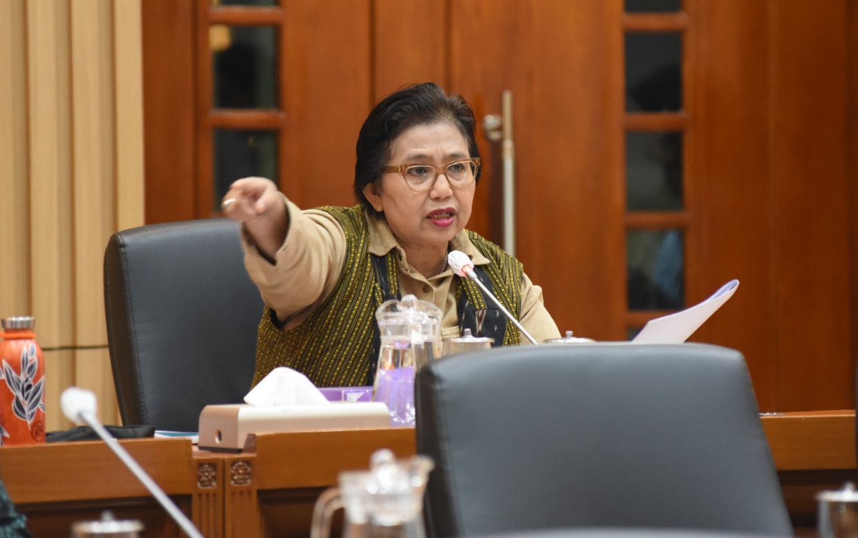 Anggota Komisi IX DPR RI, Irma Suryani kritik BGN, desak gunakan CV atau PT sebagai mitra MBG demi pengawasan dan hukum yang lebih tegas."