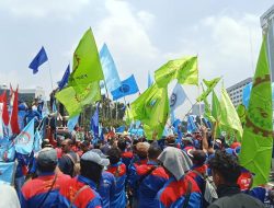 “KASBI Kepung DPR: Tuntut Kenaikan UMP 15 Persen dan RUU Ketenagakerjaan Pro-Buruh”