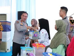 “135 Ton Beras Digelontorkan Polda Sumsel, Gerakan Pangan Murah Sasar Puluhan Ribu Warga”