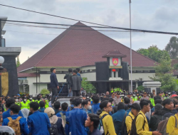 “Mahasiswa Kepung Kodim Semarang, Kritik Kebijakan hingga Desak Reformasi Militer Nasional”